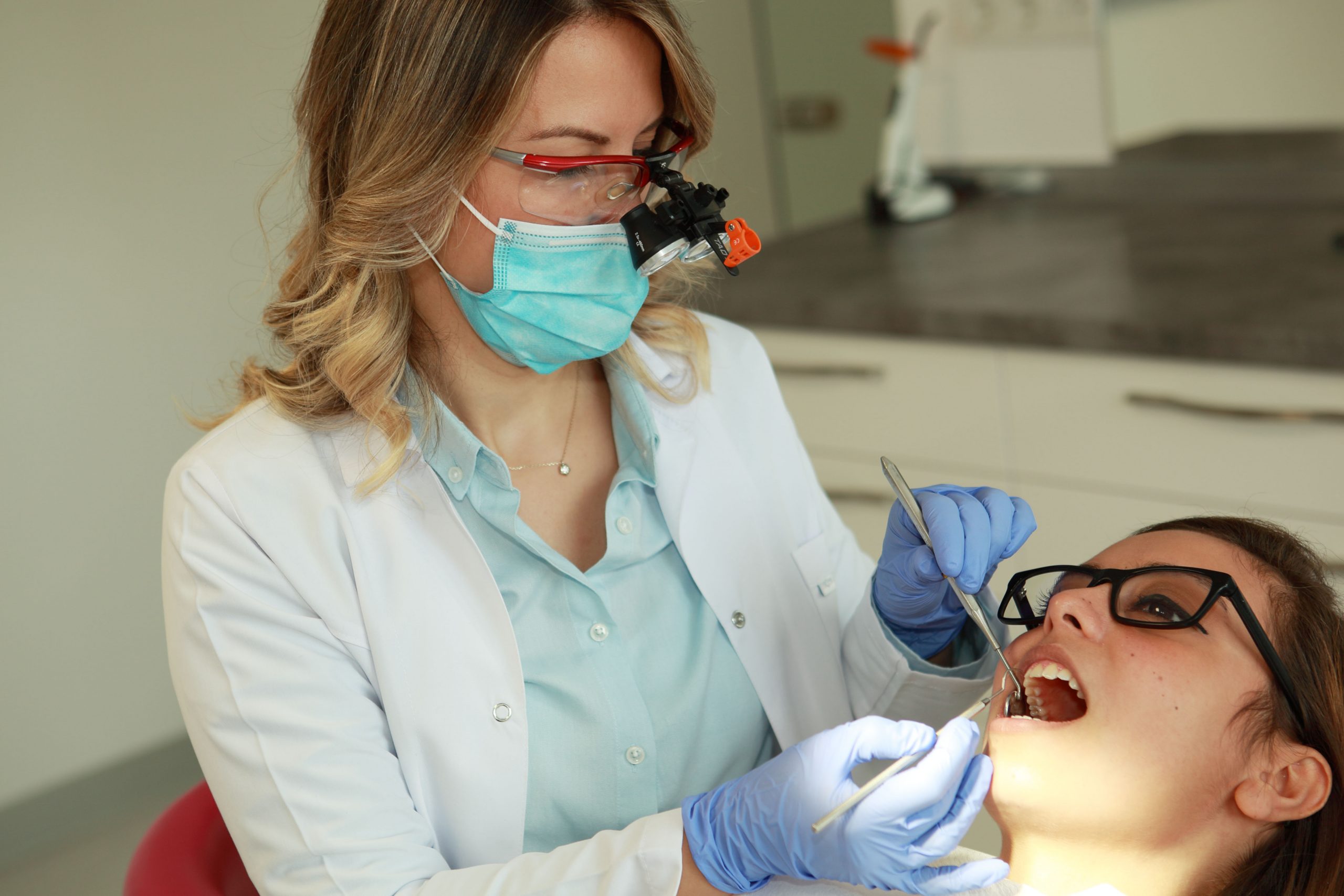 Diş Hekimi Periodontoloji Uzmanı Özden Haytural